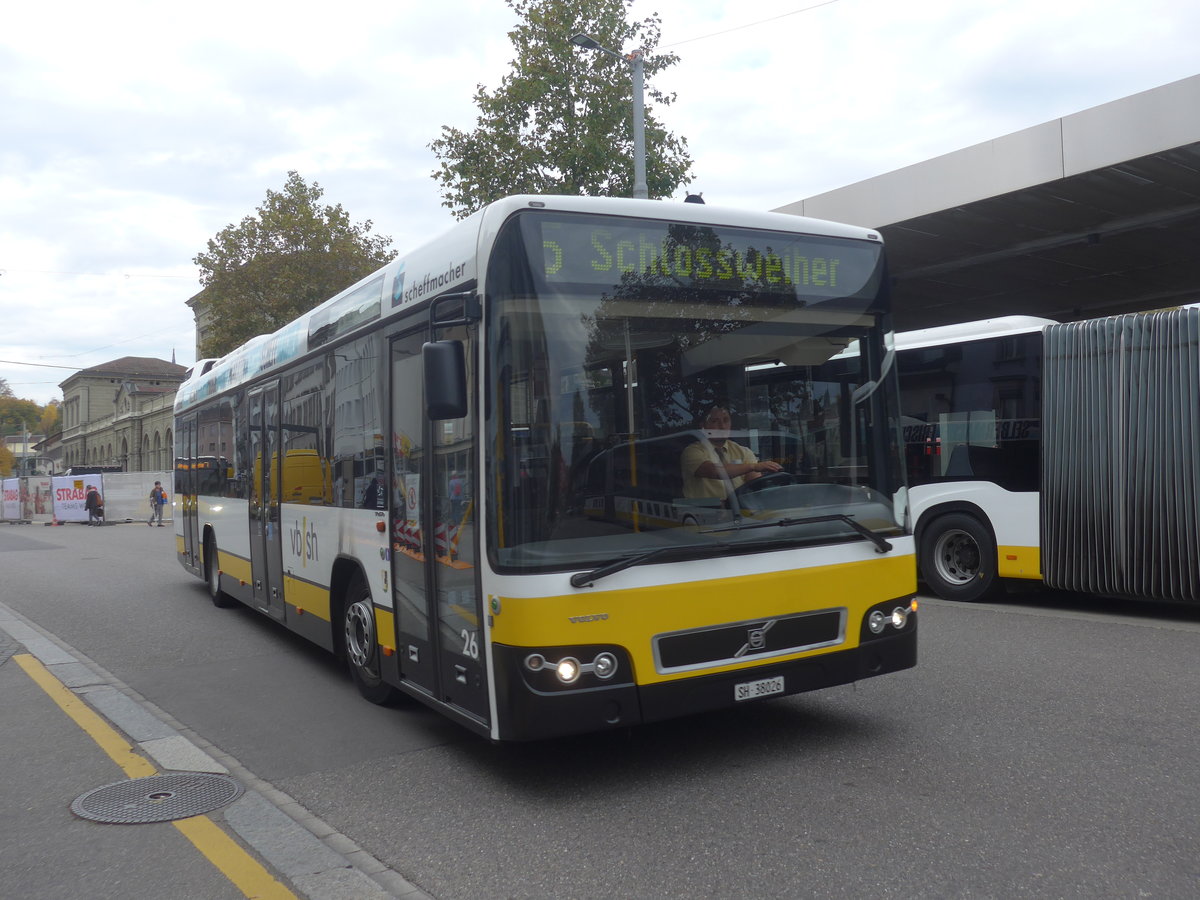 (222'222) - VBSH Schaffhausen - Nr. 26/SH 38'026 - Volvo am 21. Oktober 2020 beim Bahnhof Schaffhausen