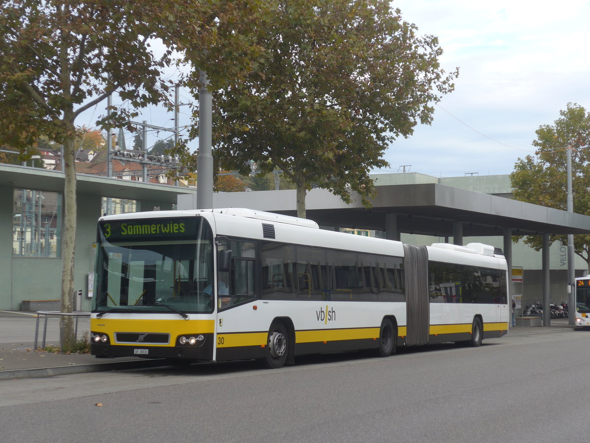 (222'235) - VBSH Schaffhausen - Nr. 30/SH 38'030 - Volvo am 21. Oktober 2020 beim Bahnhof Schaffhausen