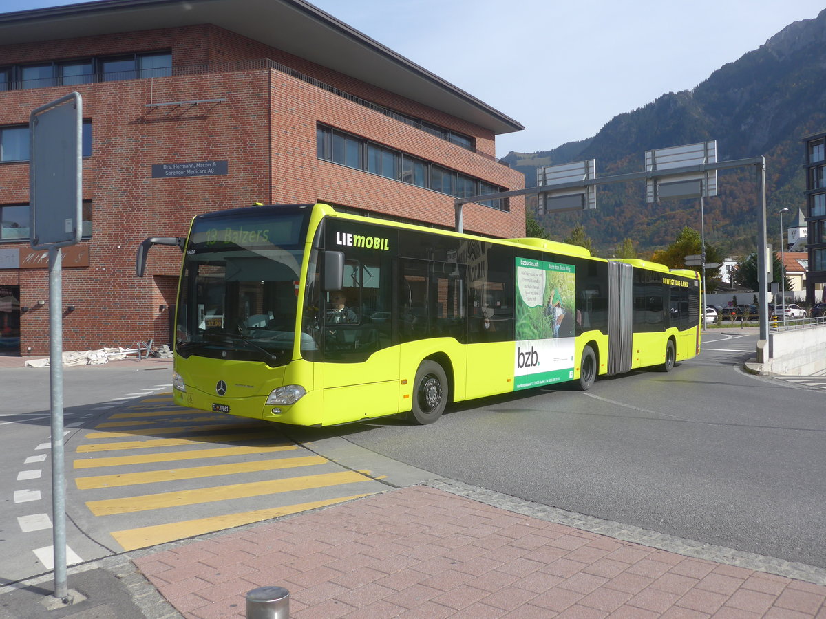 (222'409) - PLA Vaduz - Nr. 61/FL 39'861 - Mercedes am 22. Oktober 2020 beim Bahnhof Schaan