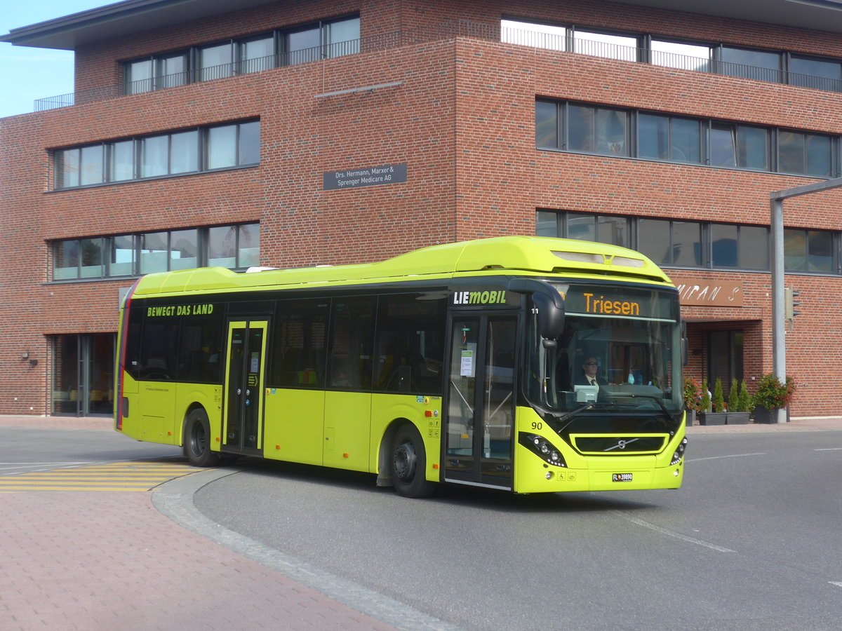 (222'424) - PLA Vaduz - Nr. 90/FL 39'890 - Volvo am 22. Oktober 2020 beim Bahnhof Schaan