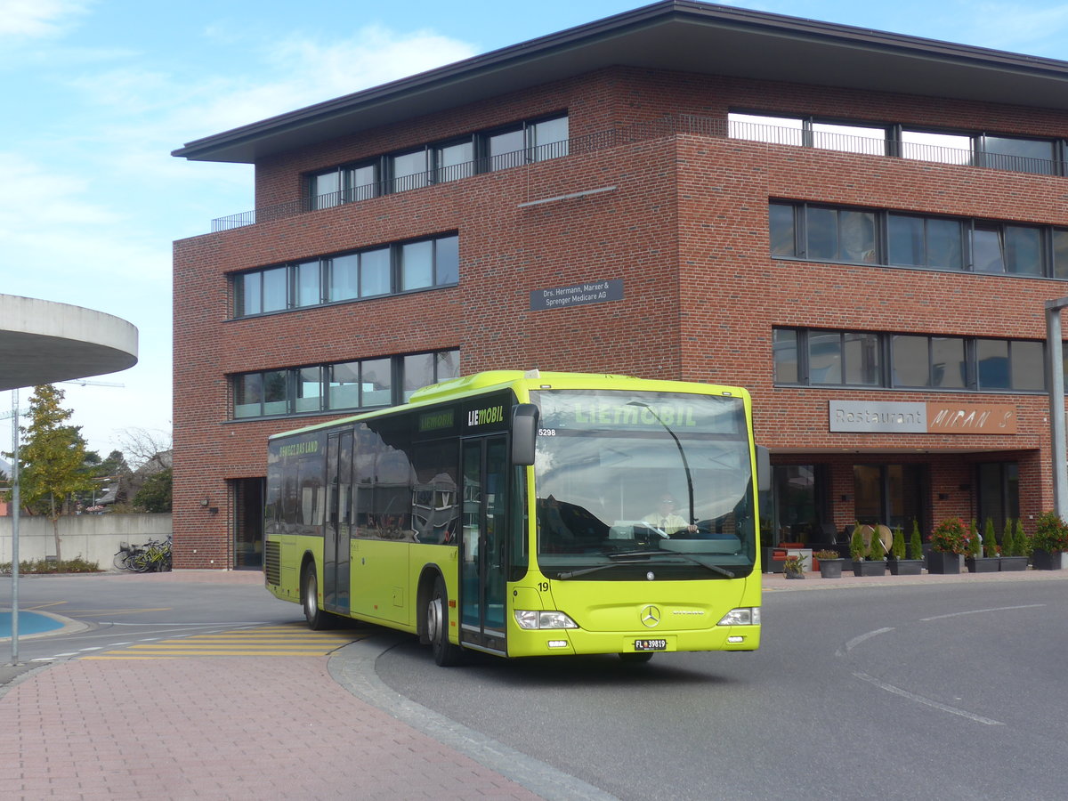 (222'426) - PLA Vaduz - Nr. 19/FL 39'819 - Mercedes am 22. Oktober 2020 beim Bahnhof Schaan