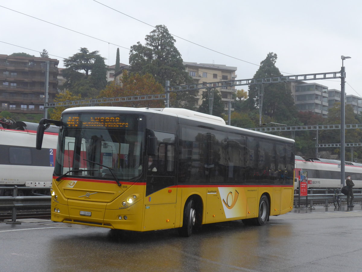 (222'558) - AutoPostale Ticino - Nr. 555/TI 326'905 - Volvo am 23. Oktober 2020 beim Bahnhof Lugano