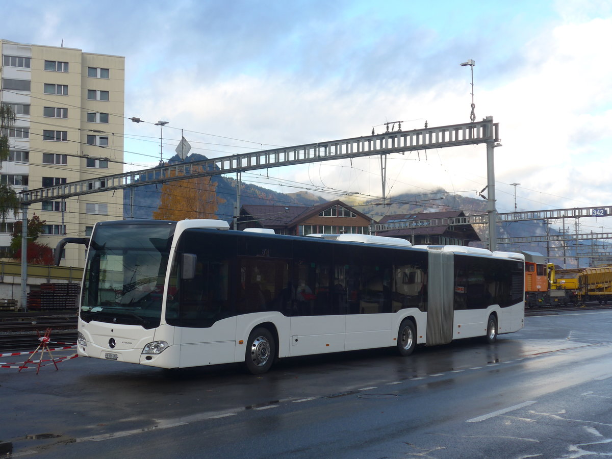 (222'570) - Intertours, Domdidier - Nr. 202/FR 300'477 - Mercedes am 24. Oktober 2020 beim Bahnhof Spiez