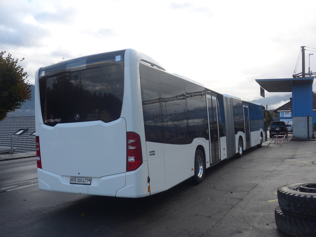 (222'572) - Intertours, Domdidier . Nr. 202/FR 300'477 - Mercedes am 24. Oktober 2020 beim Bahnhof Spiez