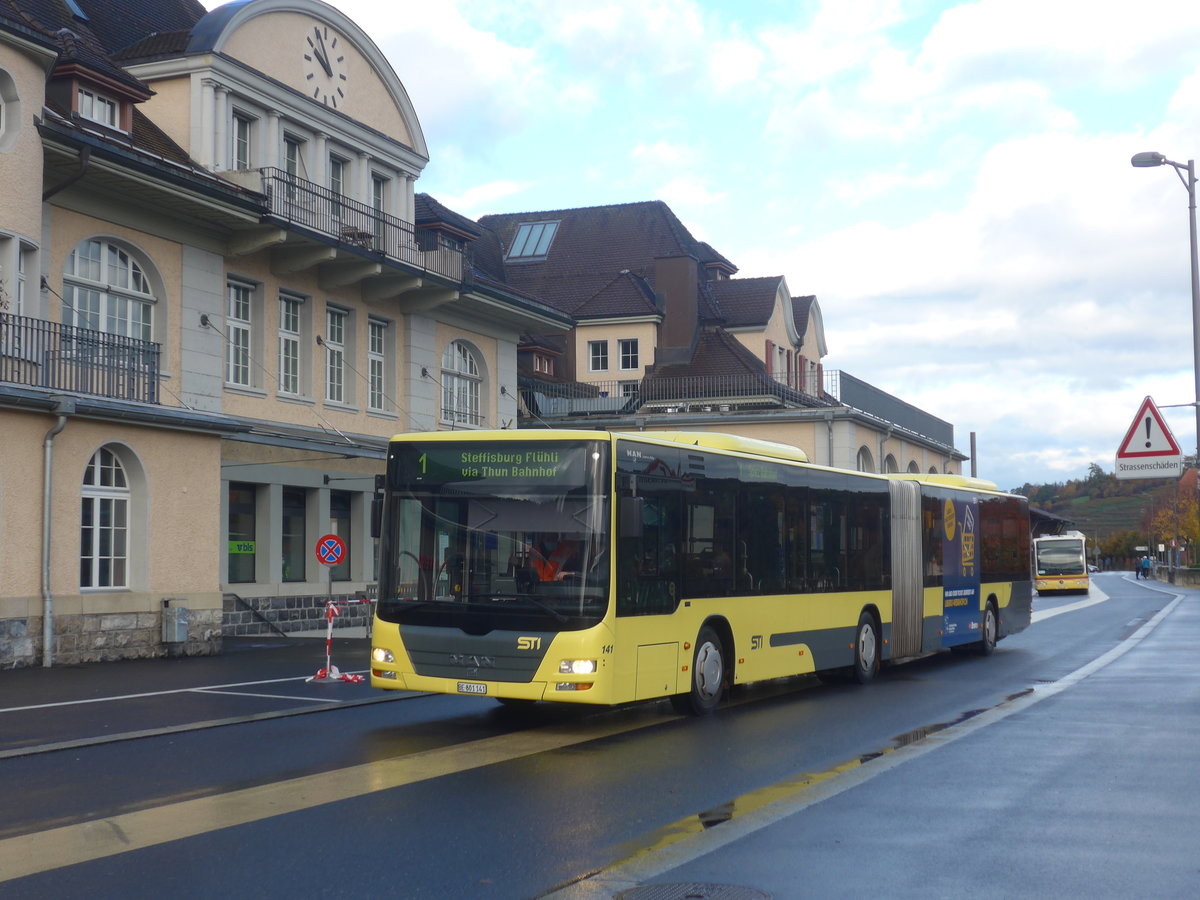 (222'580) - STI Thun - Nr. 141/BE 801'141 - MAN am 24. Oktober 2020 beim Bahnhof Spiez