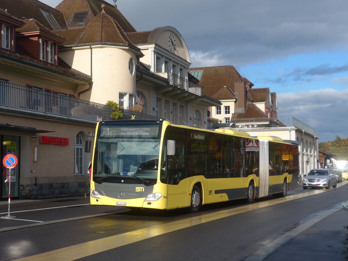 (222'588) - STI Thun - Nr. 704/BE 434'704 - Mercedes am 24. Oktober 2020 beim Bahnhof Spiez