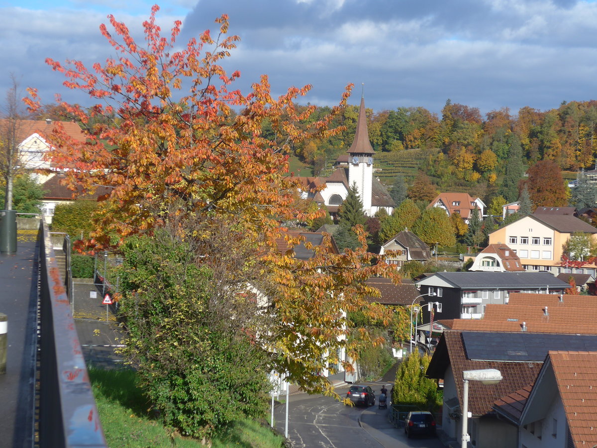 (222'589) - Die Kirche Spiez im Herbst am 24. Oktober 2020