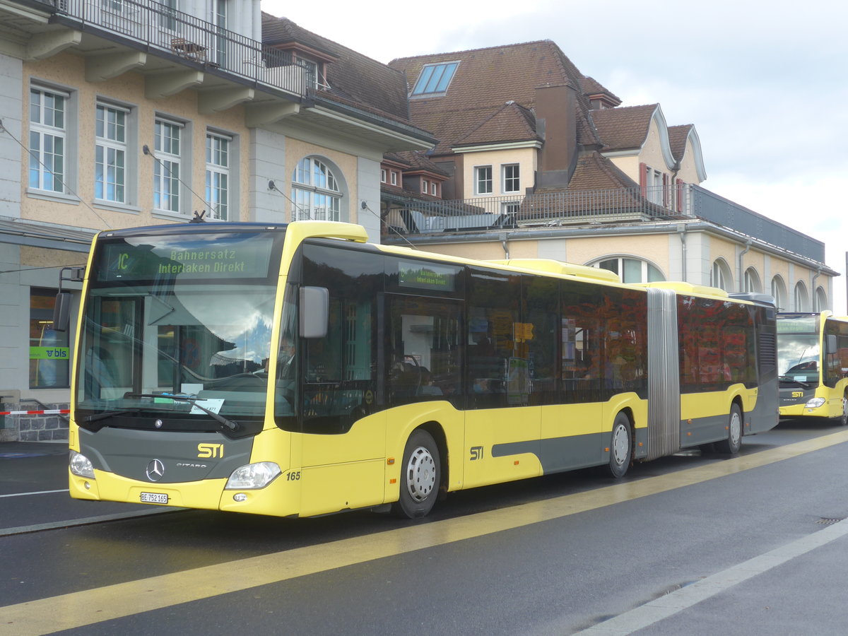 (222'594) - STI Thun - Nr. 165/BE 752'165 - Mercedes am 24. Oktober 2020 beim Bahnhof Spiez