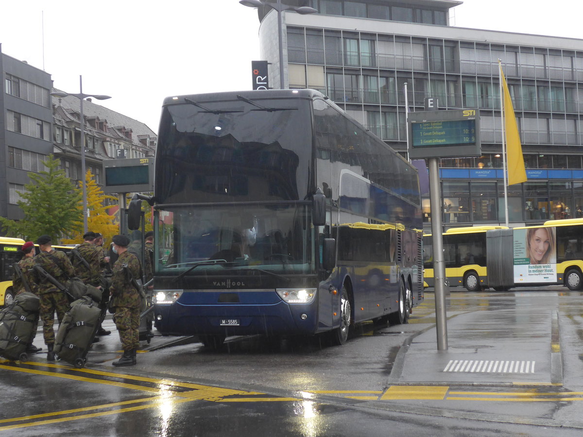 (222'703) - Schweizer Armee - M+5585 - Van Hool am 26. Oktober 2020 beim Bahnhof Thun