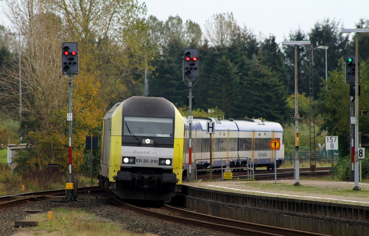 223 010-0/ER20-010(REV/Lz/10.01.13)hat hier mit einer NOB aus Hamburg kommend Einfahrt in den Bahnhof Husum/Hüsem/Nordfriesland. 19.10.2013