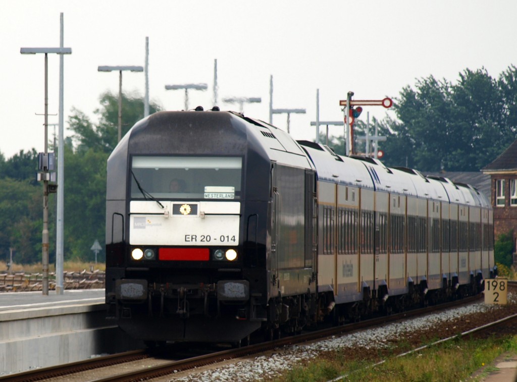 223 014-2/ER20-014 hat mit einer NOB aus Hamburg Einfahrt in Niebüll. 31.07.2010