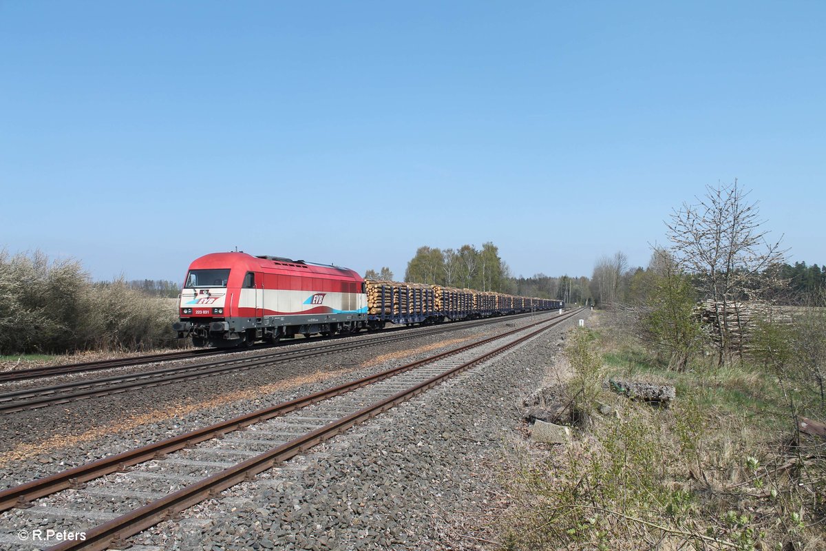 223 031 zieht bei Schönfeld den Holzzug Schirnding - Deggendorf 21.04.17