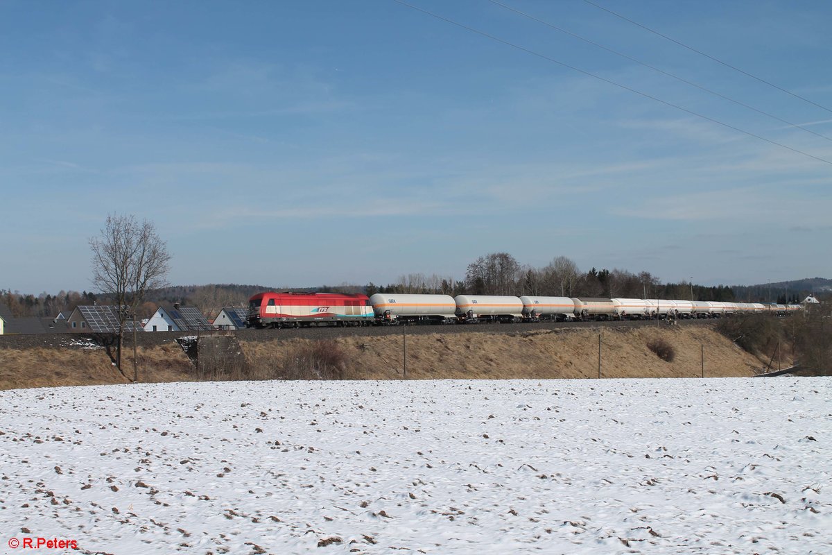 223 032 zieht ein Gaskesselzug nach Cheb durch Pechbrunn. 19.03.18