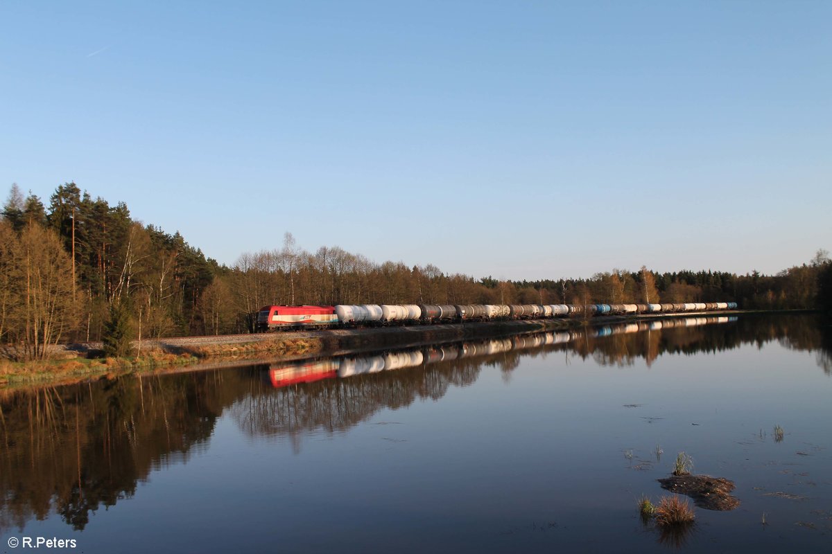 223 032 zieht einen Kesselzug nach Cheb kurz vor Wiesau/Oberpfalz.18.04.18