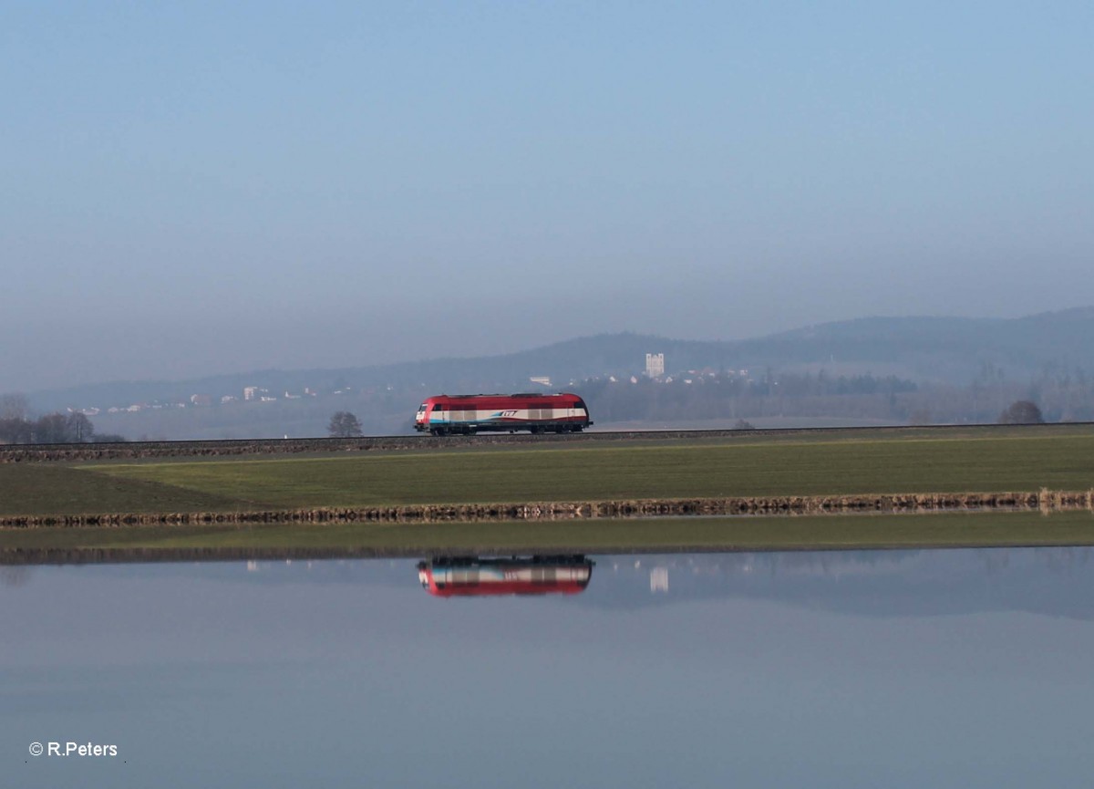 223 033 alias 420 13 kommt bei Oberteich als Lz zurck nach dem sie ein Kesselzug von Regensburg nach Cheb/Eger gebracht hatte. Im Hintergrund sieht man sie Wallfahrtskirche Maria Hilf in Fuchsmhl. 18.03.16