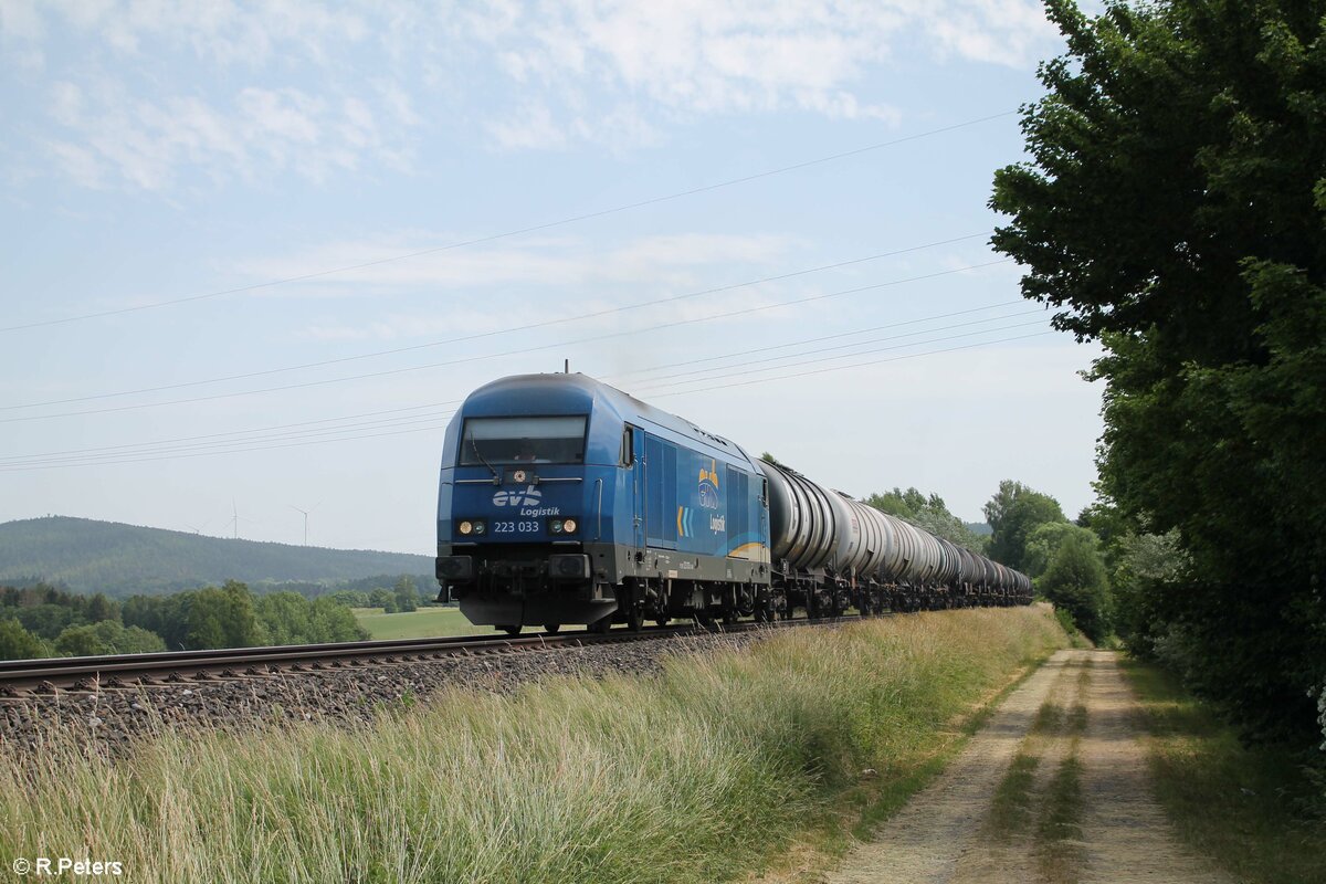 223 033 mit einem Kesselzug aus Cheb bei Brand bei Marktredwitz. 19.06.22