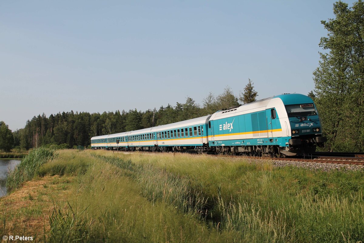 223 061 mit dem ALX RE2 79852 Hof - Mnchen sdlich von Wiesau 19.06.22