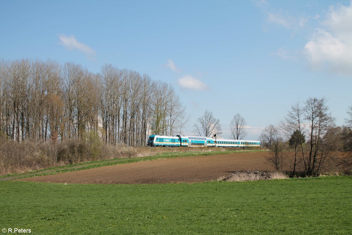 223 061 mit dem RE2 ALX79860  Hof - München südlich von Wiesau. 27.04.22