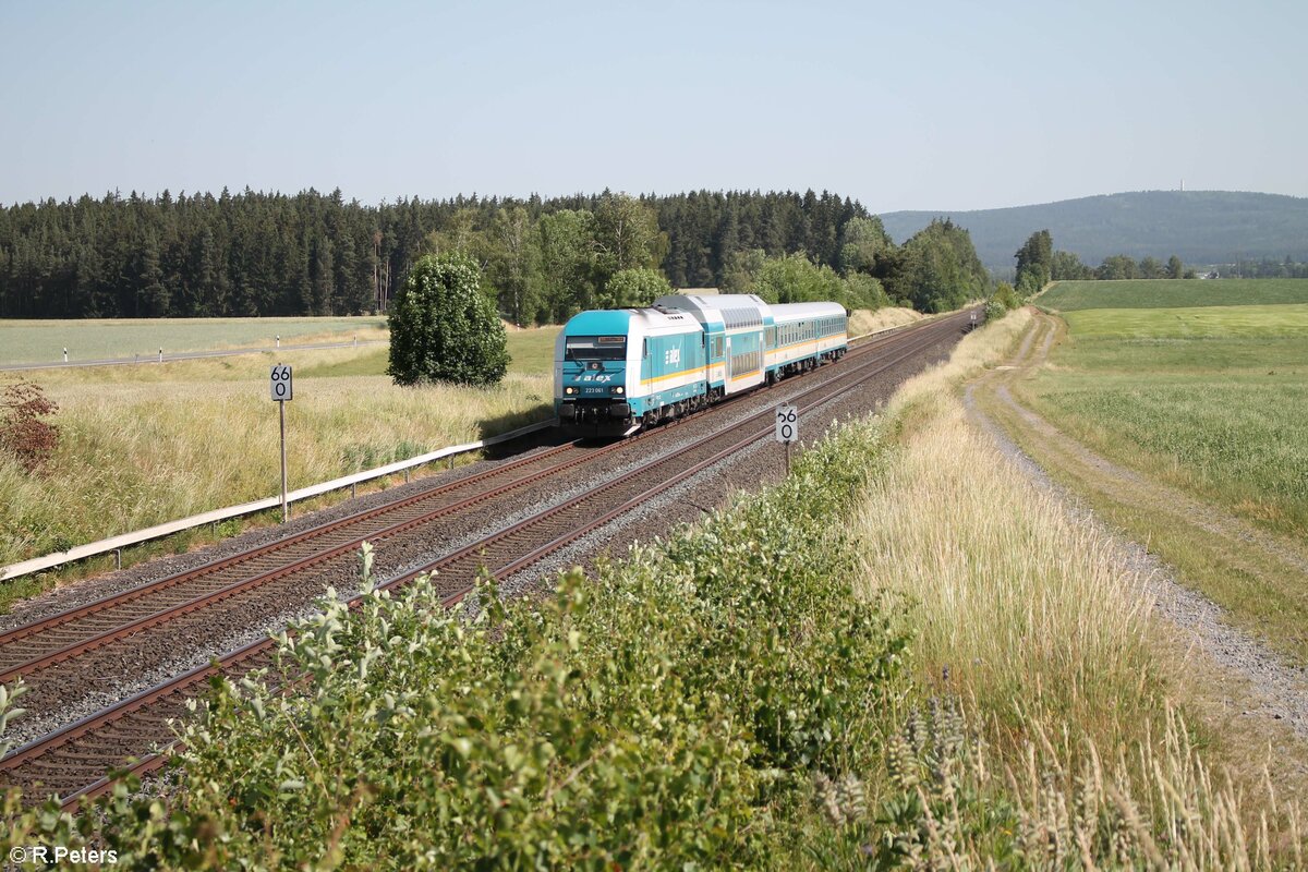 223 061 mit dem RE2 ALX 79860 Hof - Mnchen bei Neudes. 19.06.22