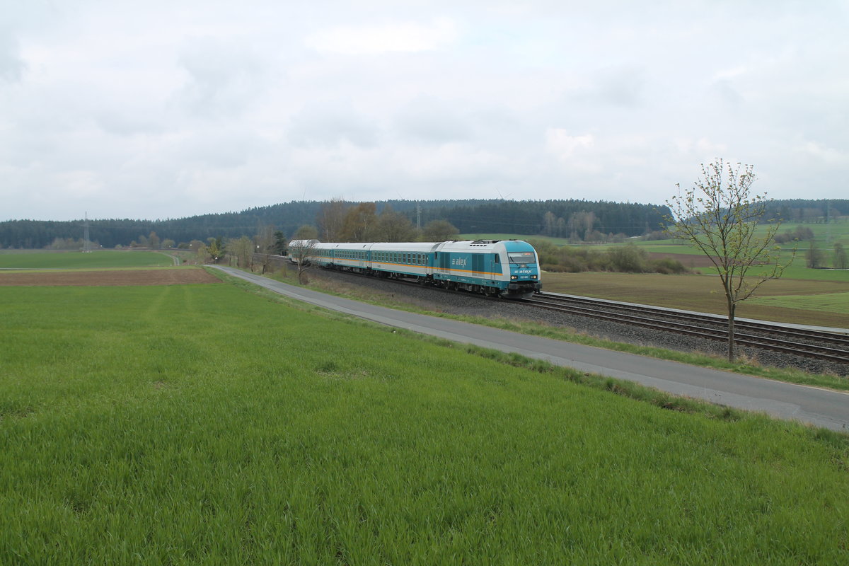 223 061 zieht den ALX84102 München - Hof kurz vor Marktleuthen. 20.004.17