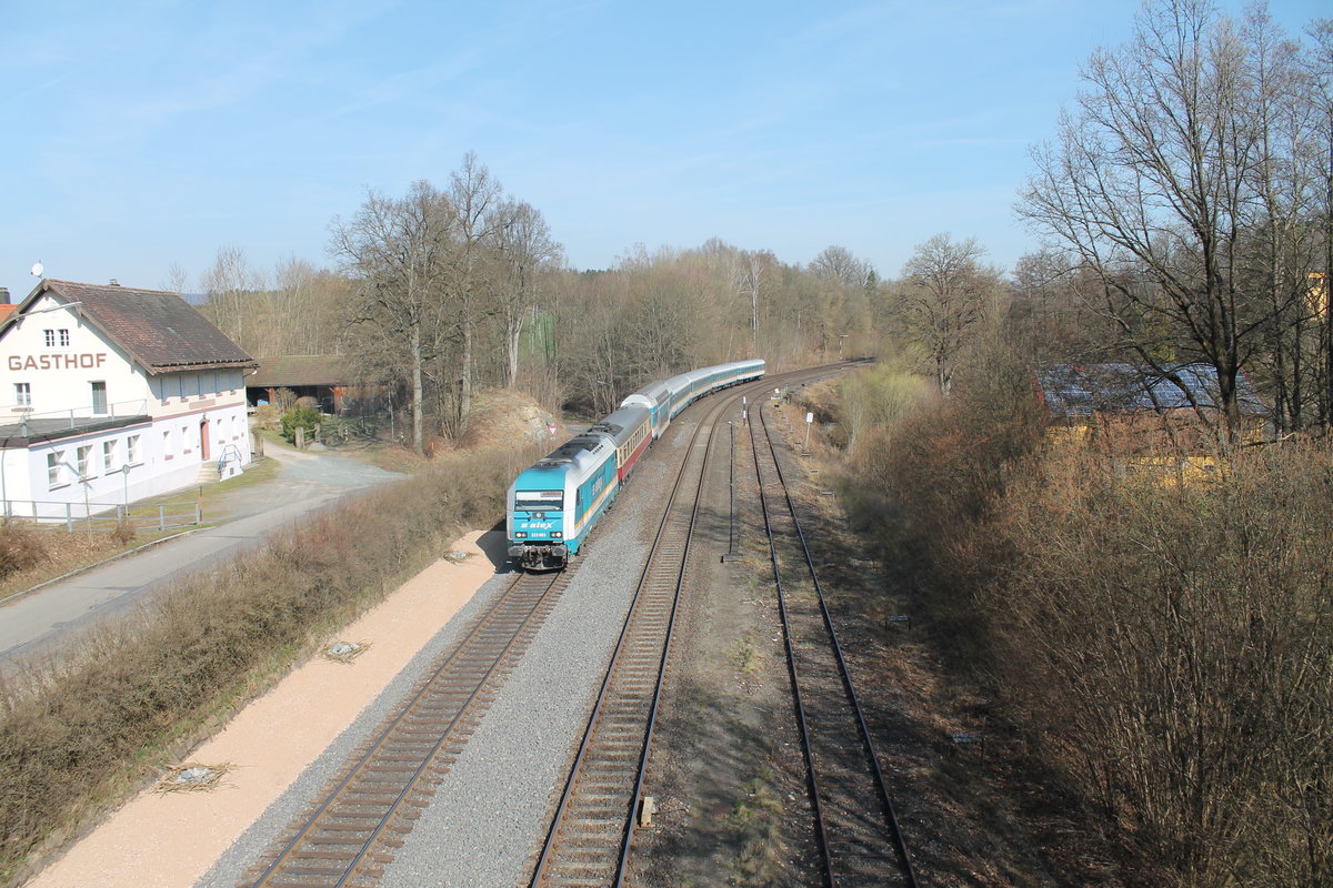 223 063 durchfährt Reuth bei Erbendorf als ALX84111 Hof - München. 01.04.17