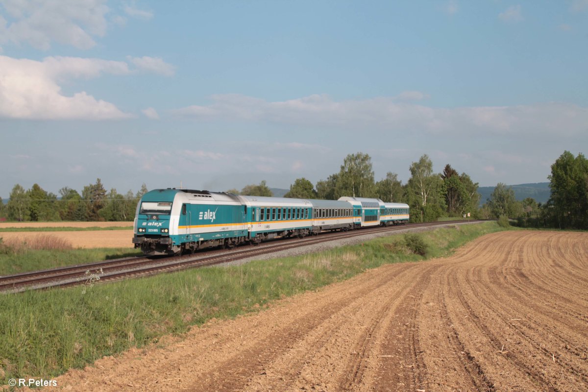 223 063 zieht den ALX84111 München - Hof bei Unterthölau. 11.05.18