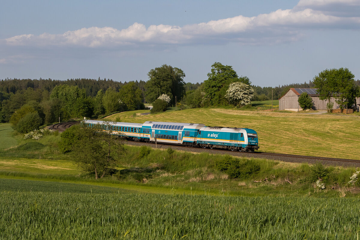 223 064 war am 28. Mai 20223 bei Escheldorf in Richtung Weiden unterwegs.