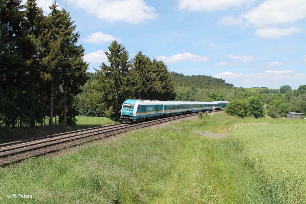 223 064 zieht mit dem ALX84113 Hof - München bei Lengenfeld vorbei. 17.06.15