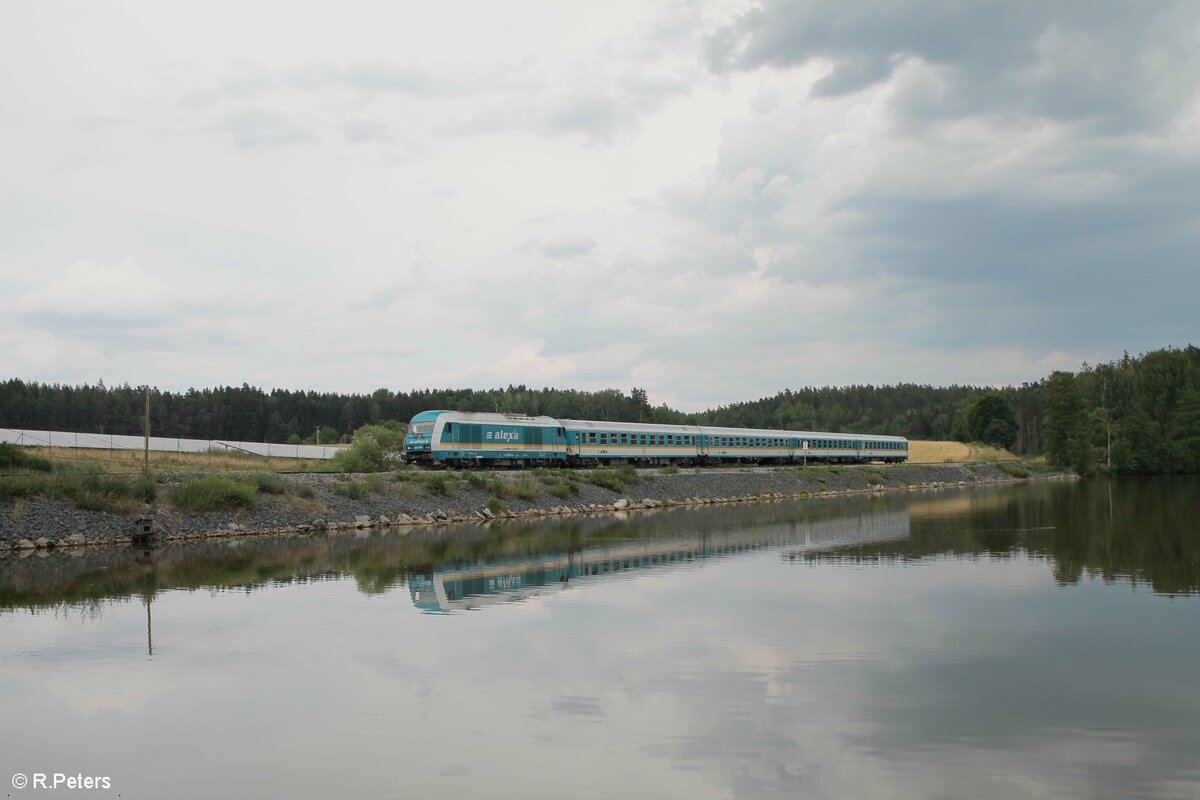 223 065 mit dem RE2 ALX 7985.... Hof -München am Rechenweiher. 22.06.22