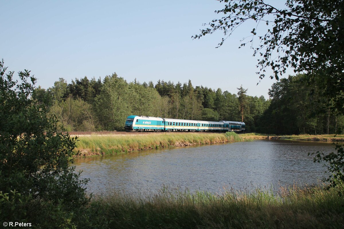 223 066 mit dem RE2 ALX79873 München - Marktredwitz an südlichen Teiche bei Wiesau. 19.06.22