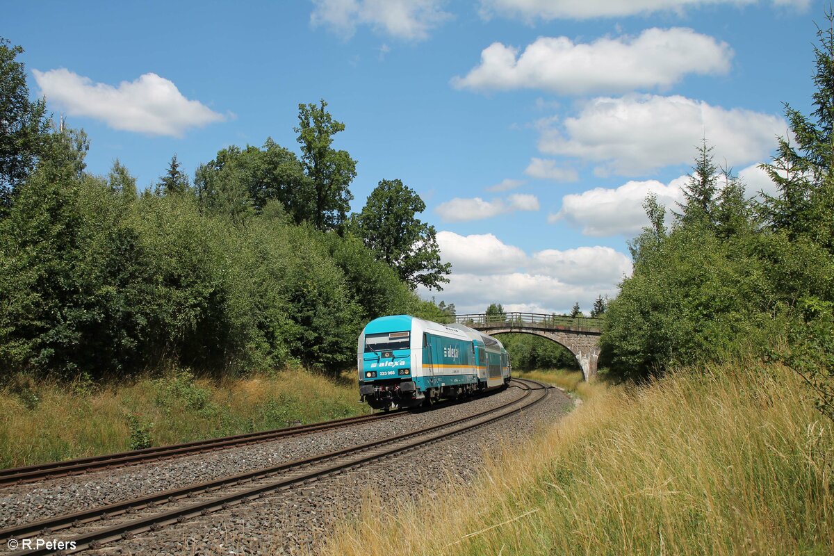 223 066 mit dem RE2 ALX7985 Hof - München bei Schönfeld. 12.07.22