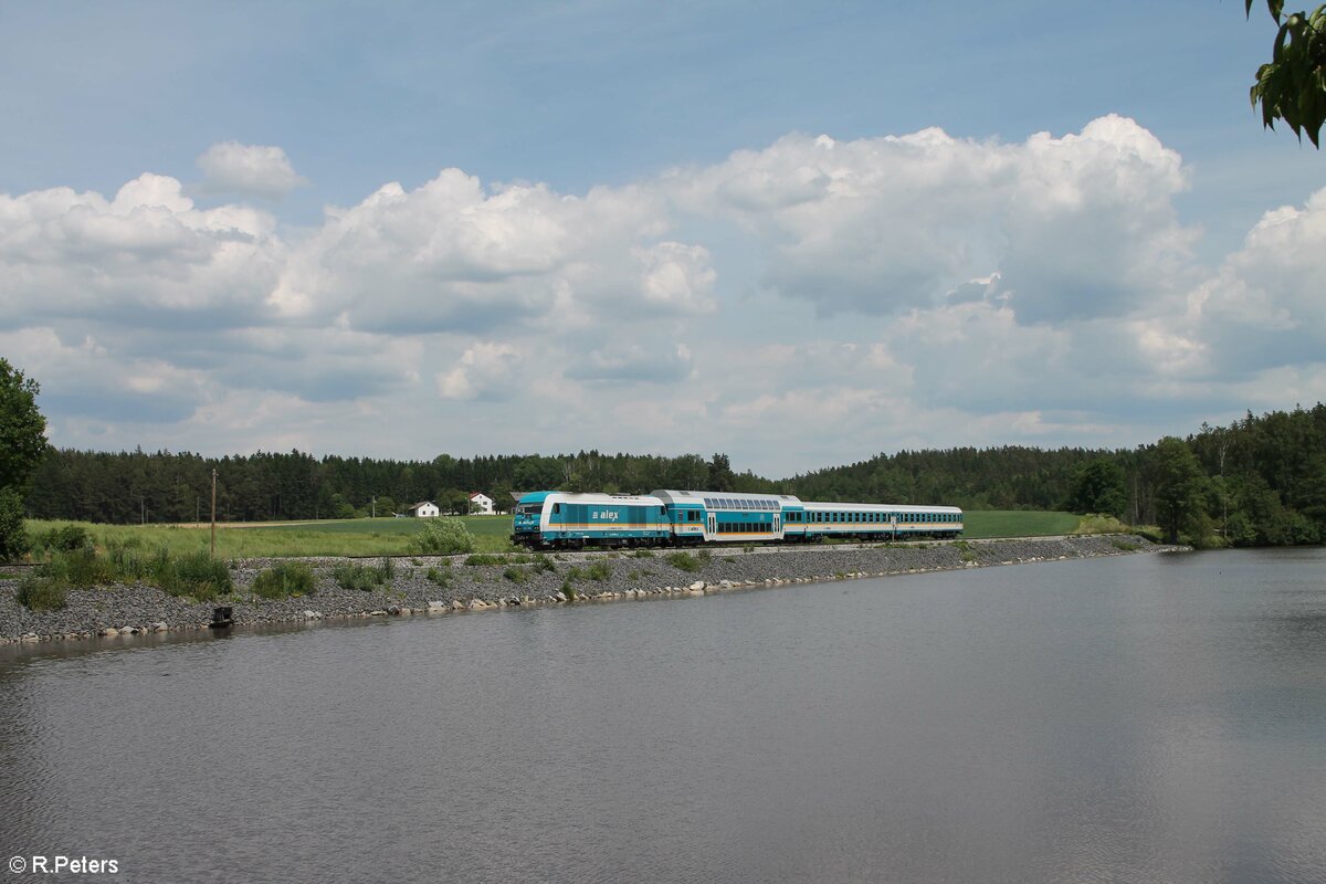 223 066 zieht mit dem ALX RE2 79856 Hof - München am Rechenweiher vorbei. 16.06.21