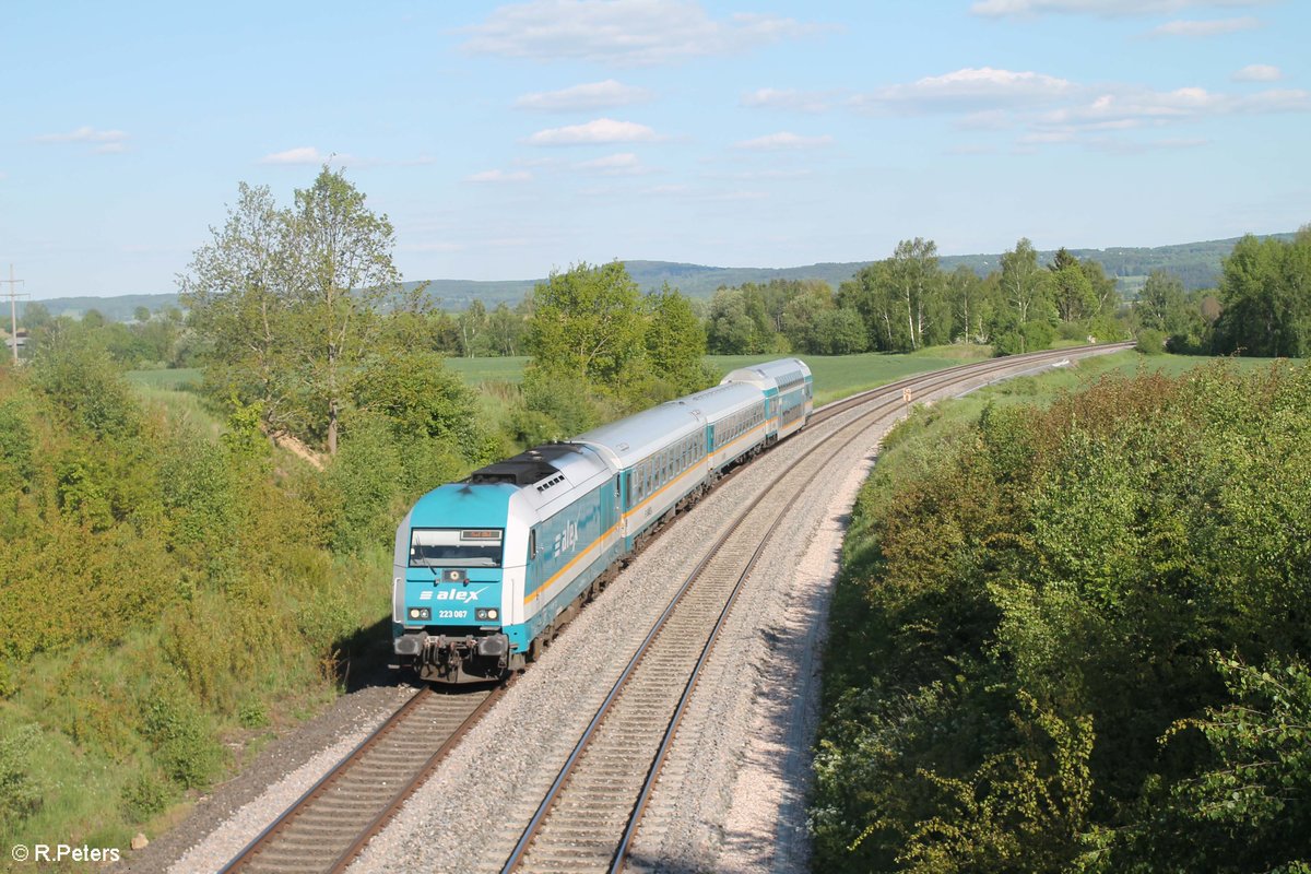 223 067 zieht den ALX nach Hof bei Unterthölau. 30.05.19