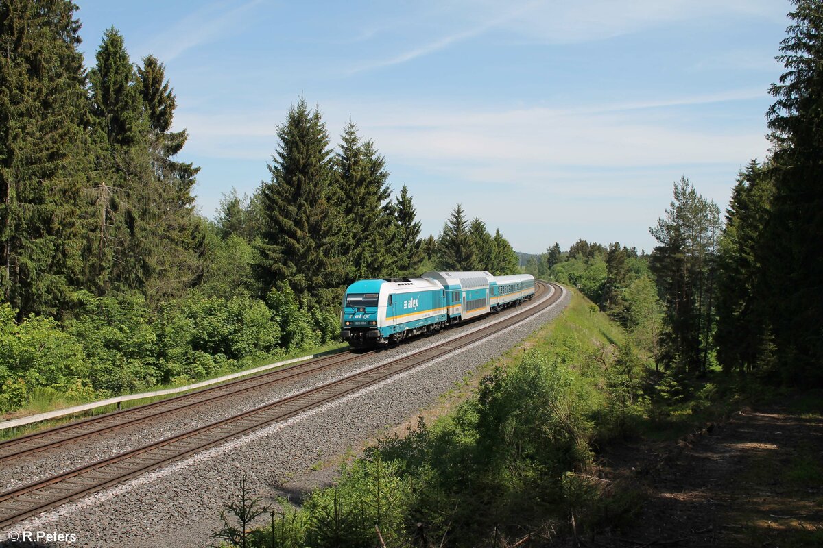 223 069 mit dem RE2 ALX798 Hof - München zwischen Neudes und Röslau. 03.06.22