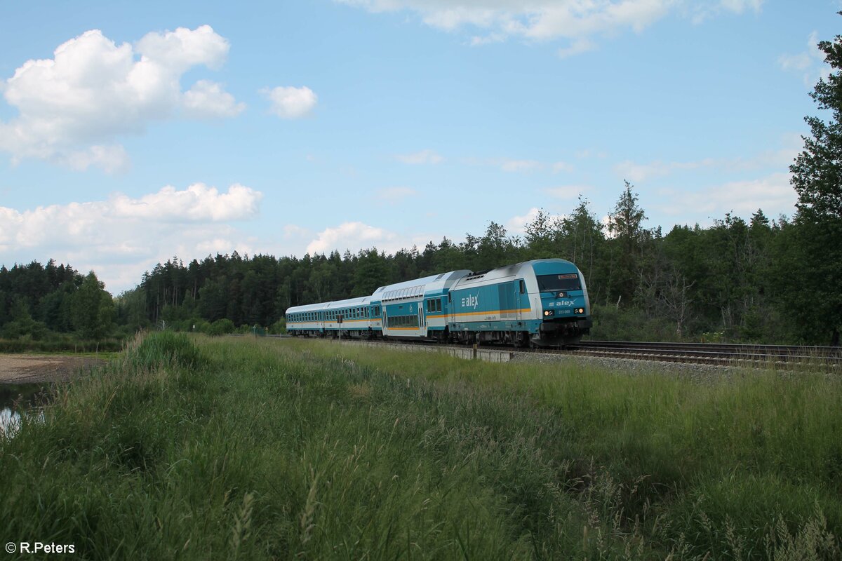 223 069 mit dem RE2 ALX 79854 Hof - München südlich von Wiesau/Oberpfalz. 14.06.23