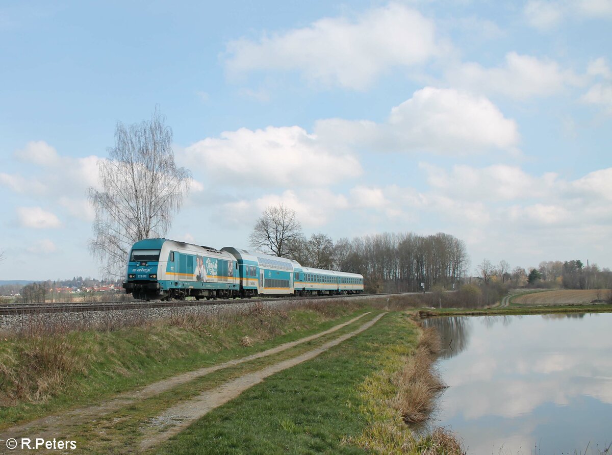 223 072  Griaß di Allgäu  mit dem RE2 ALX79860 Hof - München bei Wiesau/Oberpfalz. 10.04.23