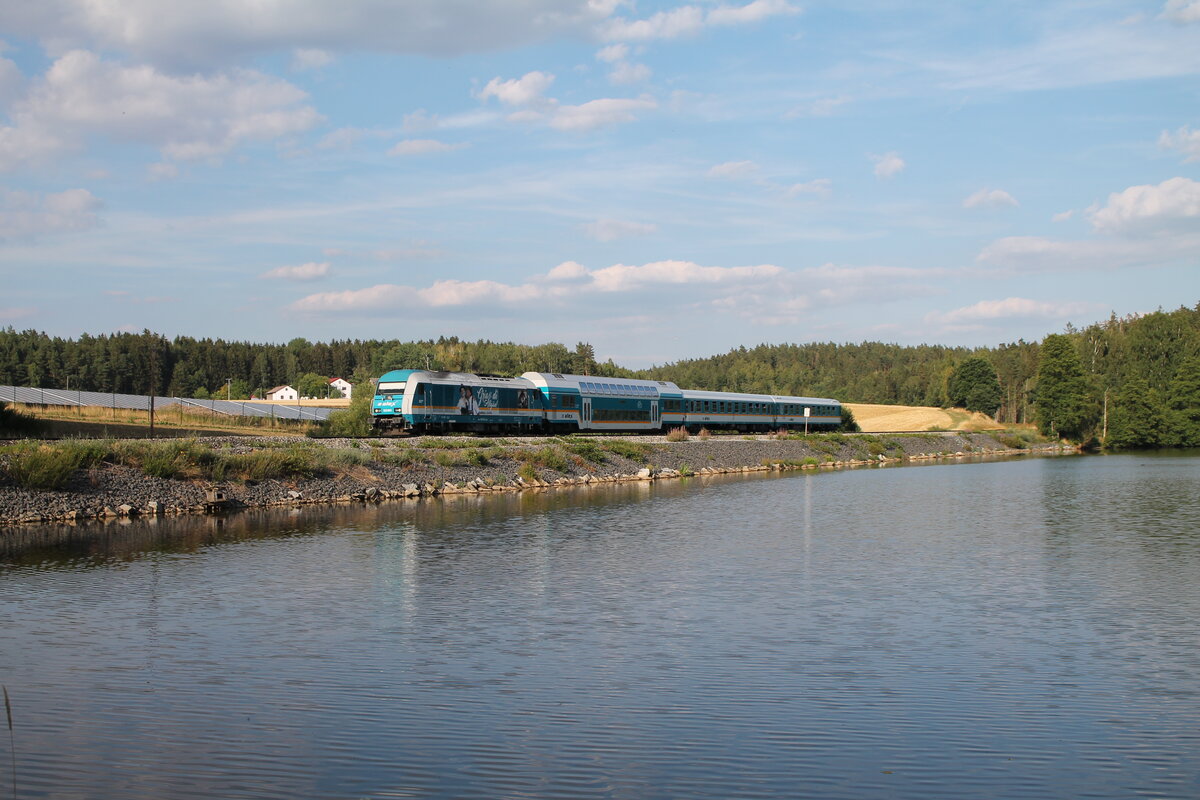 223 072 mit dem RE2 ALX79852 Hof - München am Rechenweiher. 24.07.22