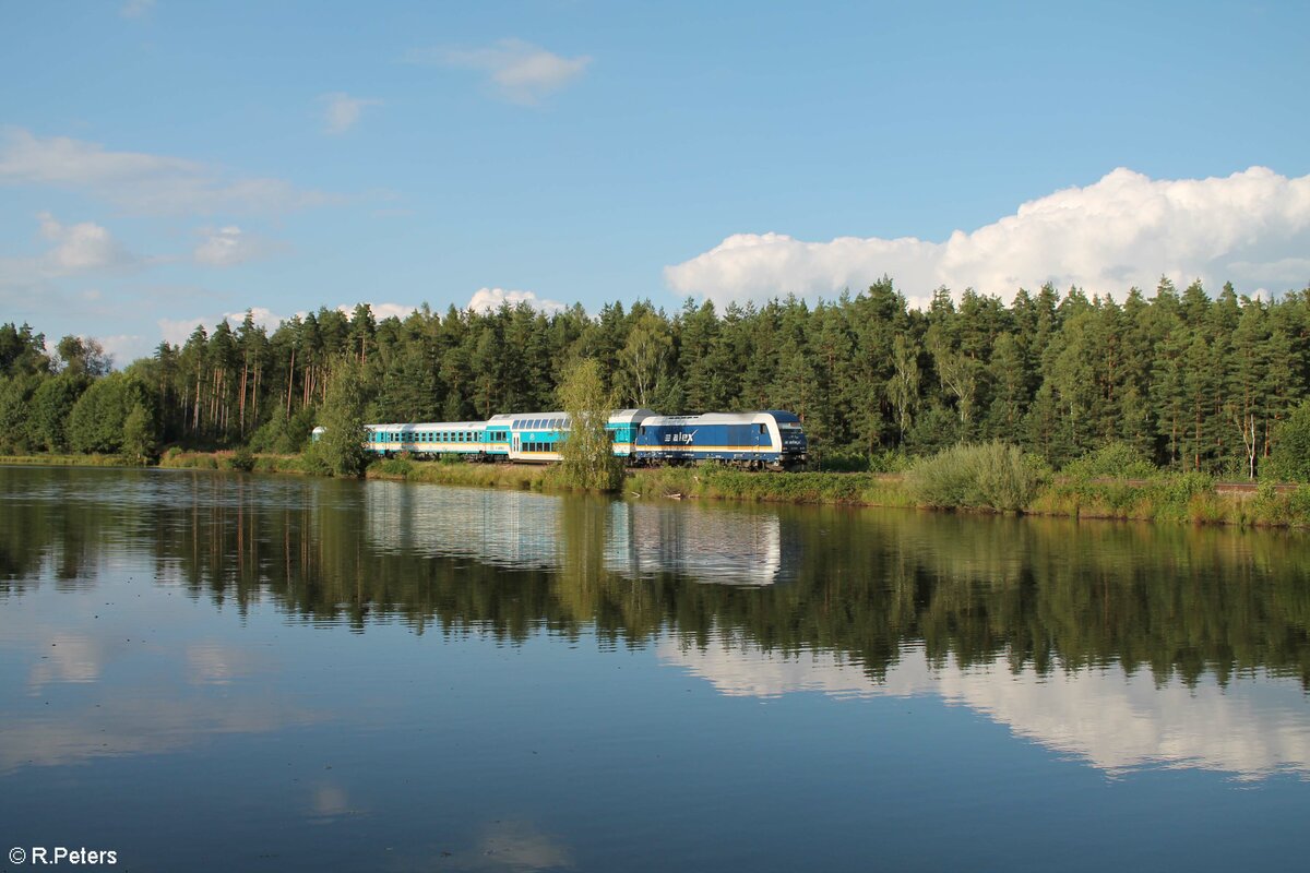 223 081 zieht mit dem ALX RE2 79852 Hof - München an ein der vielen Teiche der Oberpfalz vorbei in Richtung Süden. 20.08.21