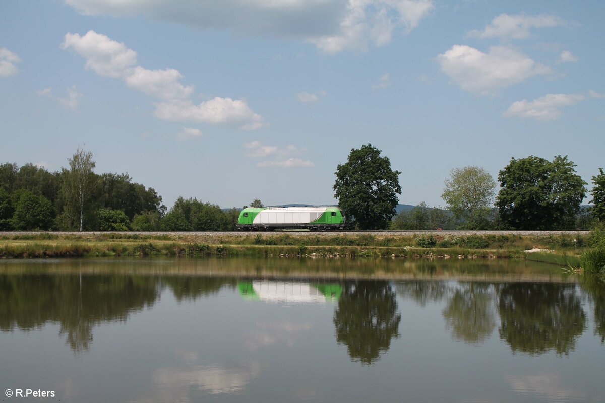 223 102 alias ER20 01 auf Lokfahrt von Hof nach Regensburg südlich von Wiesau/oberpfalz. 18.06.23