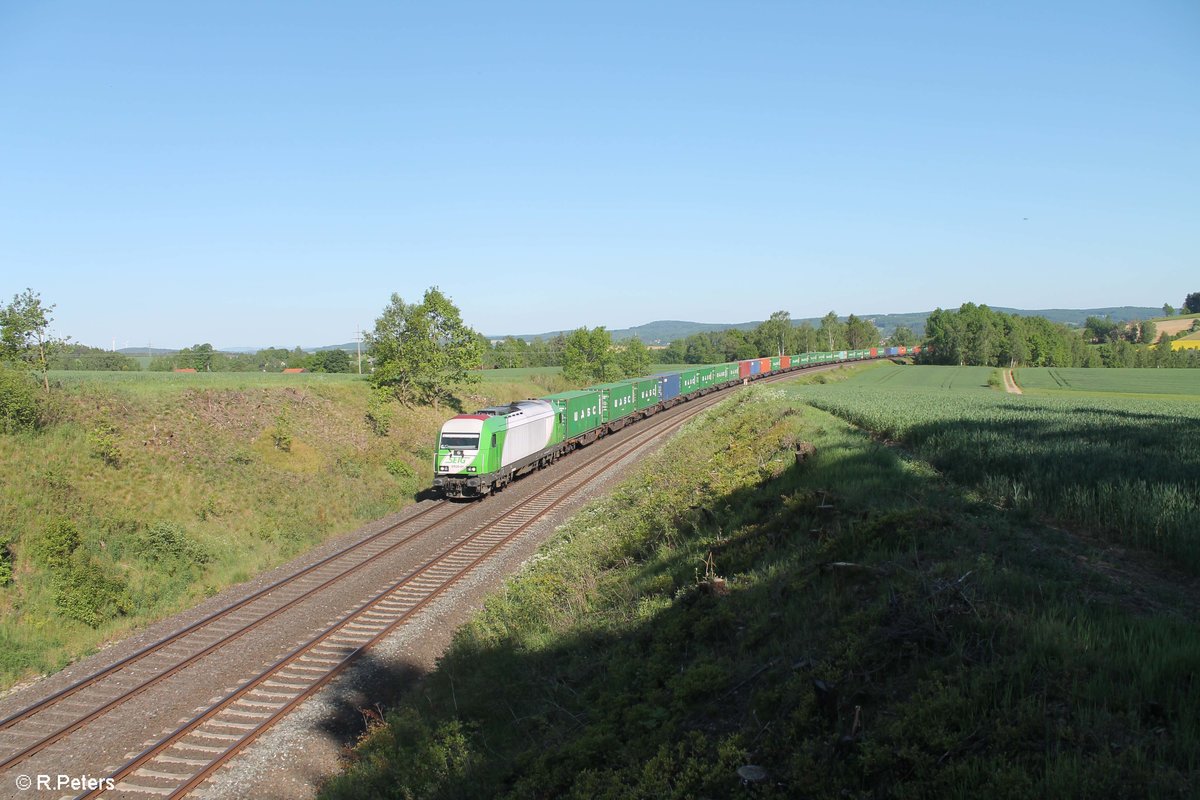 223 102 zieht bei Thölau den Wiesau Containerzug nach Hof. 27.05.17