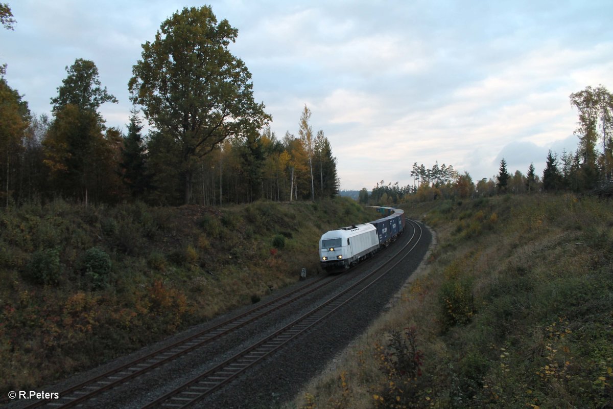 223 143 erreicht gleich Wiesau mit dem Containerzug Hamburg - Wiesau. 21.10.16