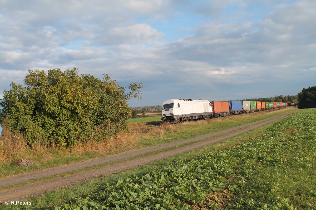 223 143 mit dem Wiesau Containerzug bei Oberteich 10.10.16