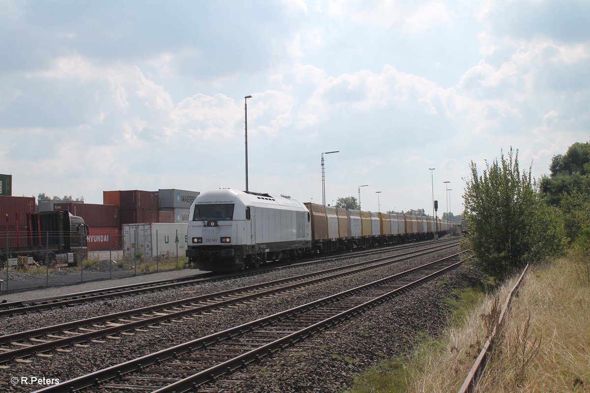 223 143 rangiert mit einem Hackschnitzelzug in Wiesau/oberpfalz. 09.09.16