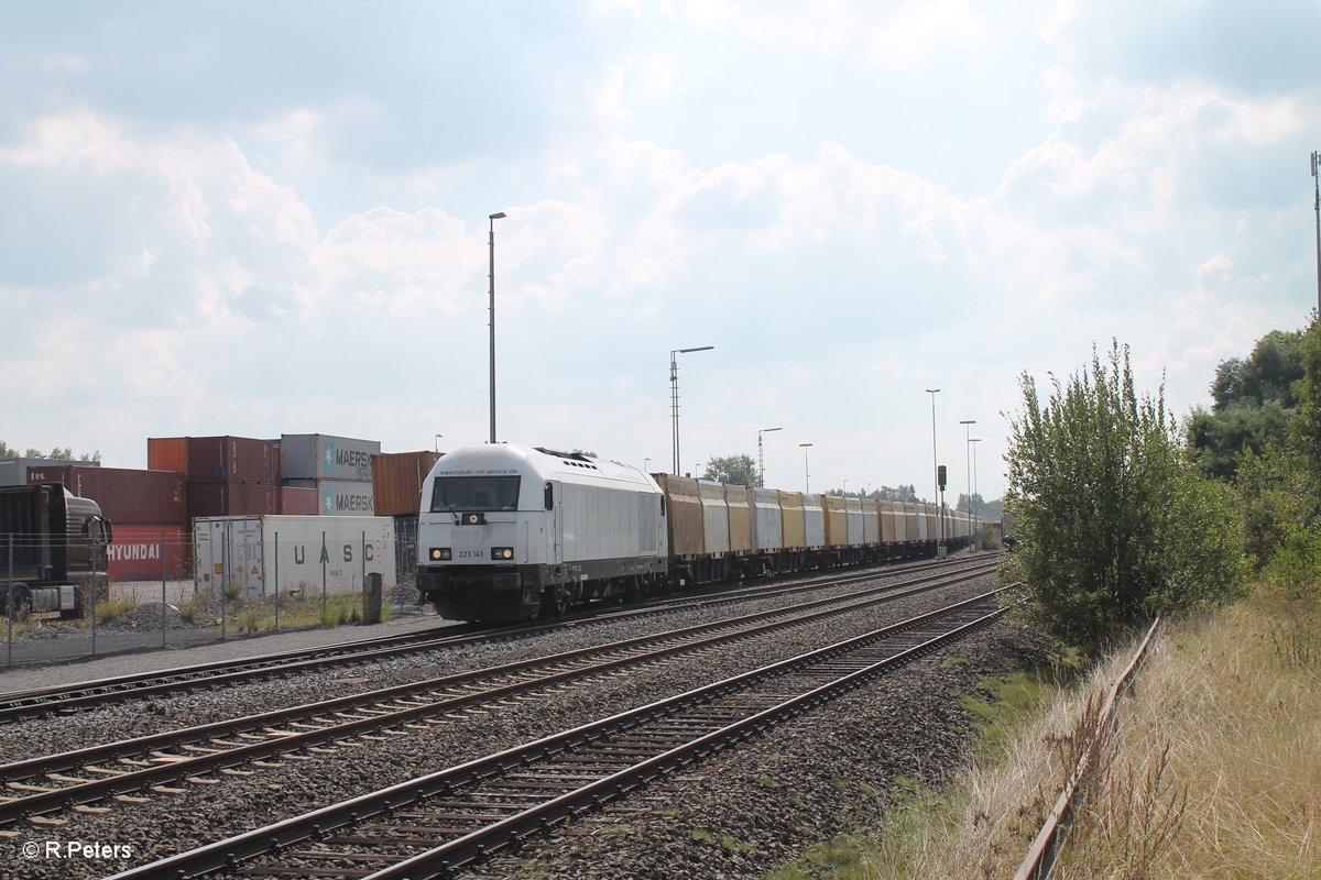 223 143 rangiert mit einem Hackschnitzelzug in Wiesau/oberpfalz. 09.09.16