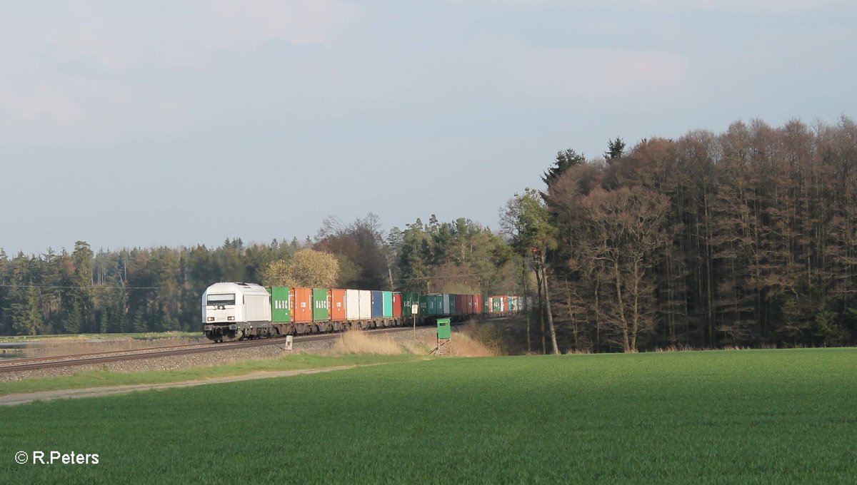 223 143 rollt langsam bei Oberteich mit dem Wiesau - Hamburg nordwärts. 12.04.16