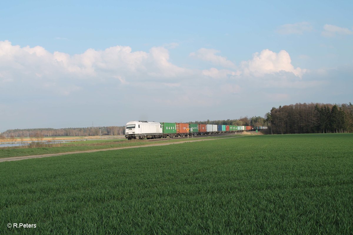 223 143 rollt langsam bei Oberteich mit dem Wiesau - Hamburg nordwärts. 12.04.16