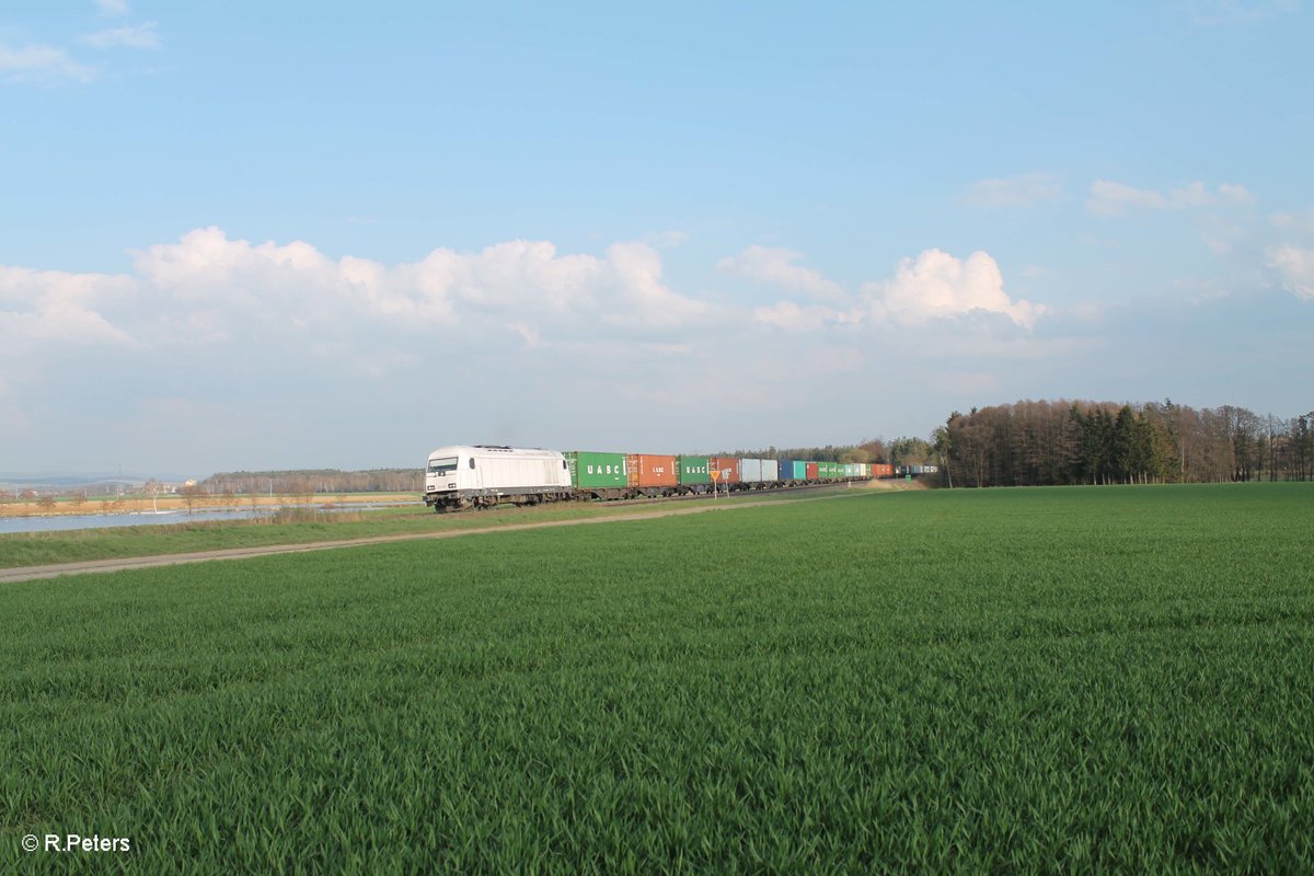 223 143 rollt langsam bei Oberteich mit dem Wiesau - Hamburg nordwärts. 12.04.16