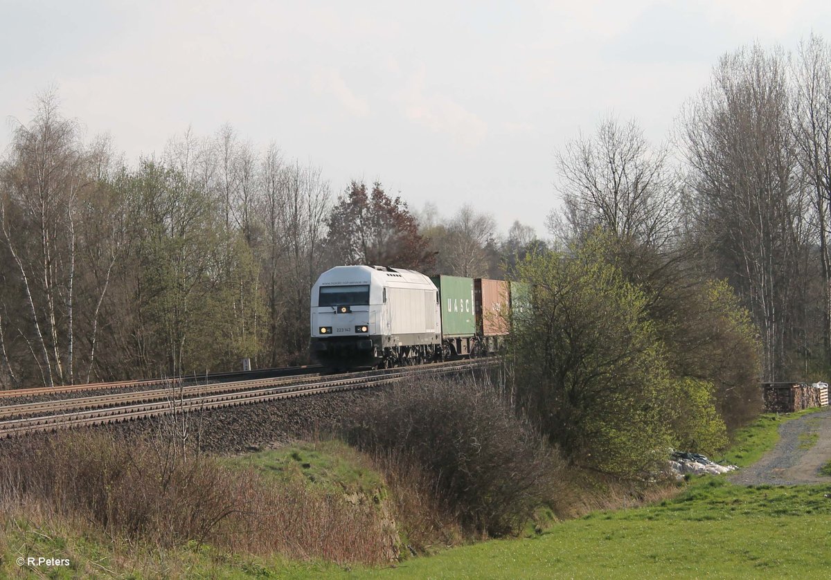 223 143 rollt langsam mit dem Wiesau Containerzug nach Hamburg kurz hinter Wiesau und erreicht gleich den BÜ Schönfeld. 12.04.16