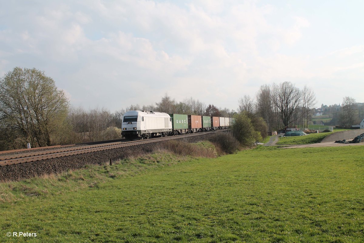 223 143 rollt langsam mit dem Wiesau Containerzug nach Hamburg kurz hinter Wiesau und erreicht gleich den BÜ Schönfeld. 12.04.16