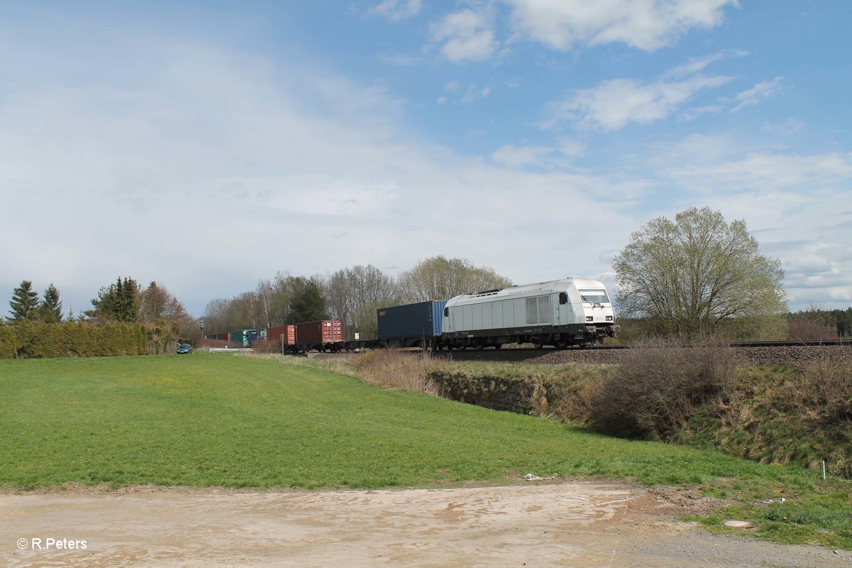 223 143 rollt langsam mit dem Wiesau Containerzug bei Schönfeld ihrem Ziel entgegen. 13.04.16